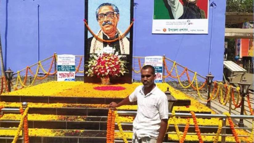 বঙ্গবন্ধু ম্যুরালে রিকশাচালক দ্বীন ইসলামের শ্রদ্ধা