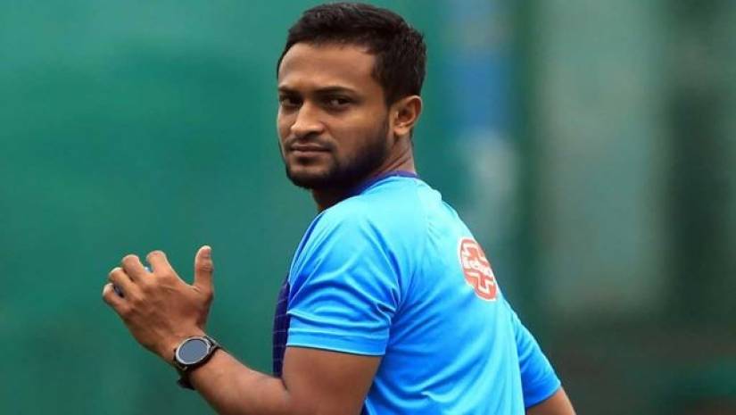 হঠাৎ দেশে ফিরছেন সাকিব