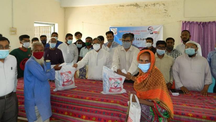 খাদ্যসামগ্রী বিতরণ করা হচ্ছে