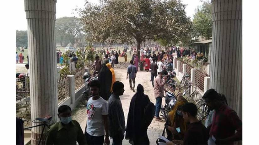 করোনায় সব শিক্ষার্থীদের অনুদান দেয়া হচ্ছে এমন গুজবে বিভিন্ন শিক্ষাপ্রতিষ্ঠানে প্রত্যয়নপত্র নিতে ভিড়