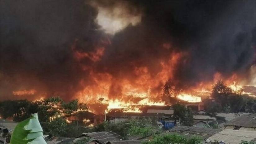 রোহিঙ্গা ক্যাম্পে আগুনে প্রাণ গেছে ৭ জনের, এখনো উড়ছে ধোঁয়া