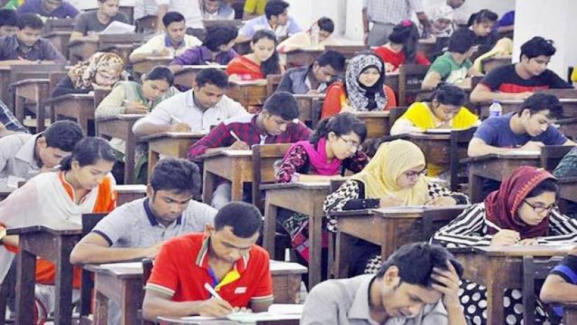 করোনার ঊর্ধ্বগতির মধ্যেই ভর্তি কার্যক্রম নিয়ে ব্যস্ত শিক্ষার্থীরা 