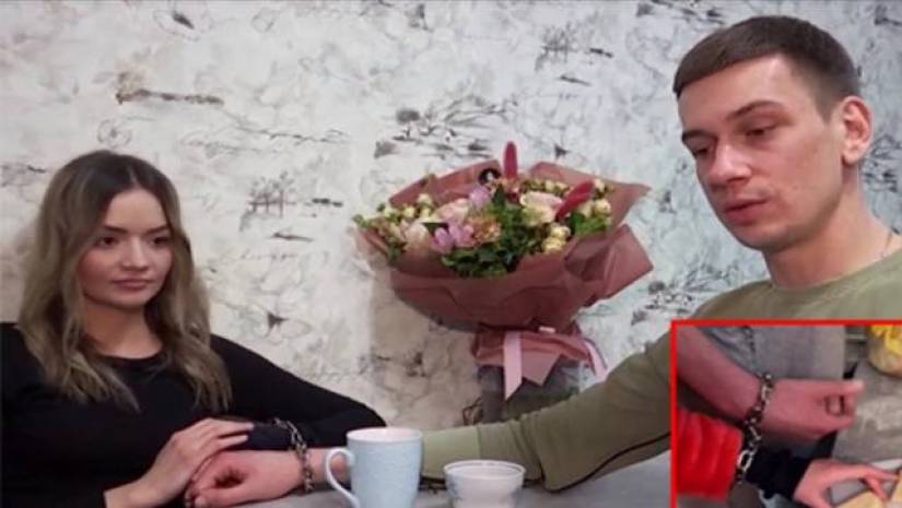 সম্পর্ক টিকিয়ে রাখতে প্রেমিকার সাথে শিকলে বাঁধা পড়লেন প্রেমিক