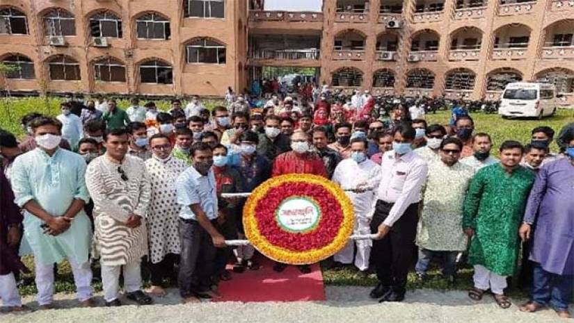 বঙ্গবন্ধুর প্রতিকৃতিতে উপাচার্যের শ্রদ্ধা নিবেদন