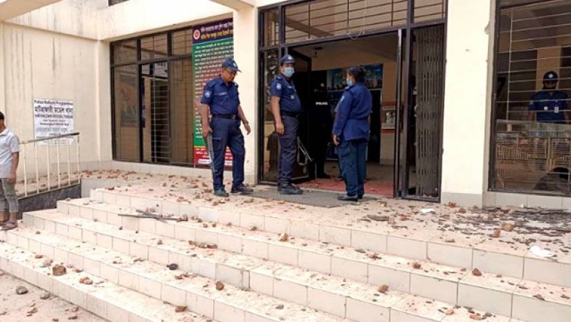 হাটহাজারীতে হেফাজত-পুলিশ সংঘর্ষ, থানায় হামলা