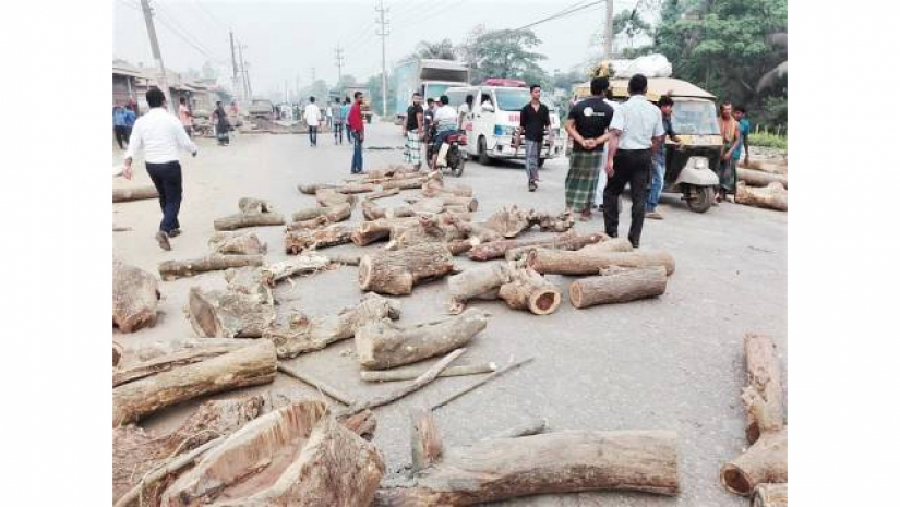 ফেনী-নোয়াখালী মহাসড়ককে অবস্থান নিয়েছে হেফাজতকর্মীরা