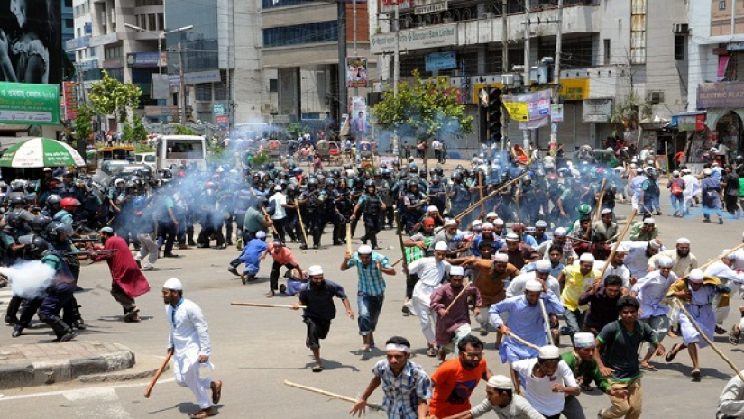 ময়মনসিংহে হেফাজত-পুলিশ সংঘর্ষ, গুলিবিদ্ধ ২