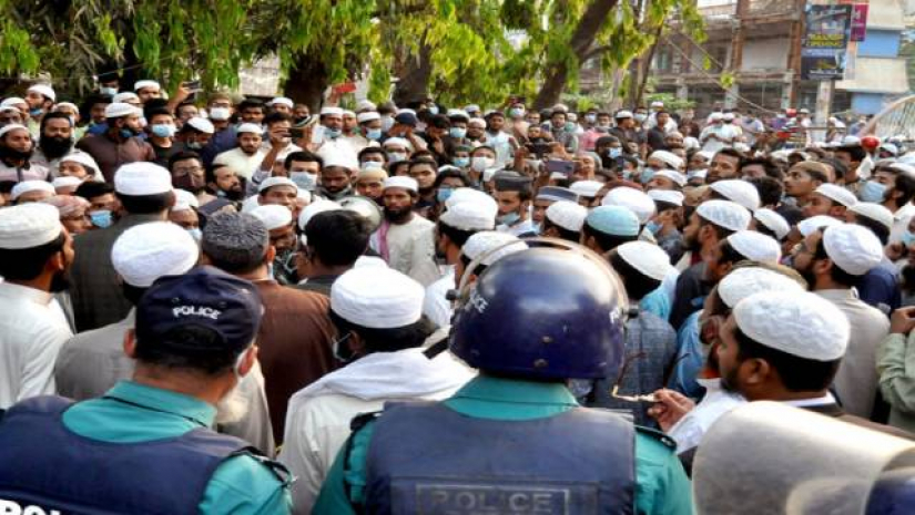 ব্রাহ্মণবাড়িয়ায় থানায় অগ্নিসংযোগ, ওসিসহ আহত ৫