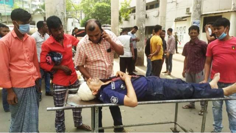 আন্দোলনকারীদের লাঠির আঘাতে মাথা ফাটল ওসির