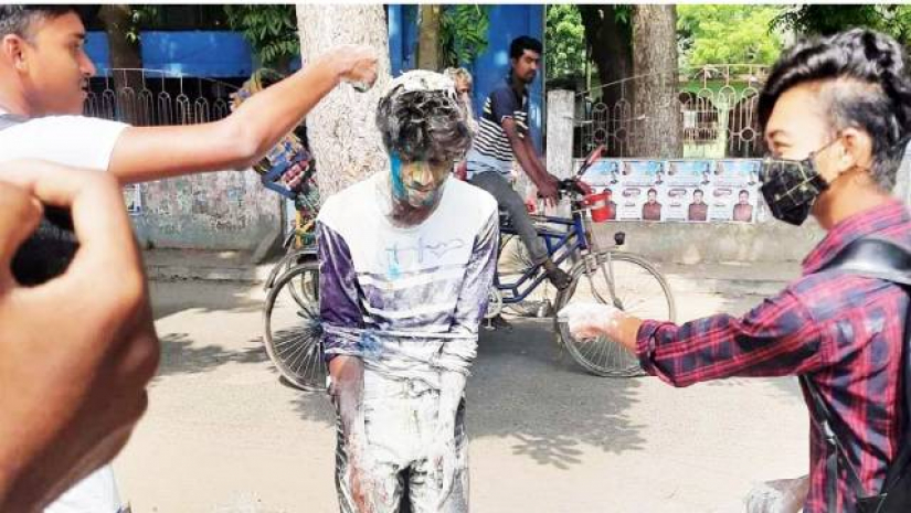 হাত-পা বেঁধে বন্ধুর জন্মদিন পালন করলেন ৬ সহপাঠী