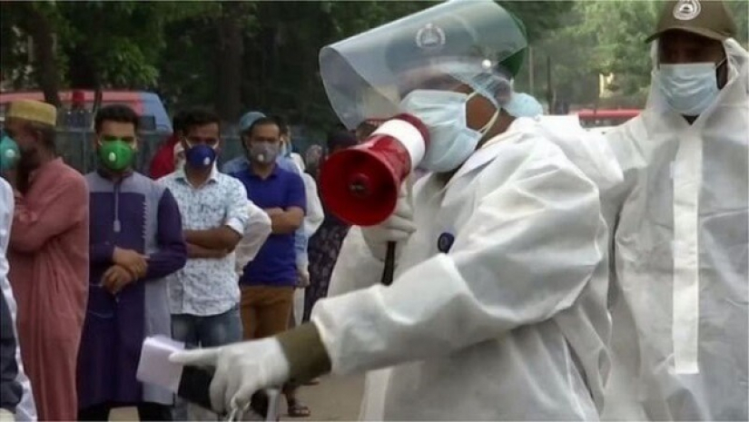 সংক্রমণ বাড়ার পেছনে মানুষের অসচেতনতাকে দায়ী করছেন বিশেষজ্ঞরা