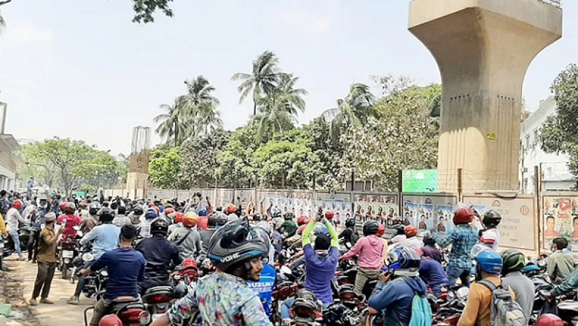 রাস্তায় অবস্থান নিয়েছেন মোটরসাইকেল চালকরা