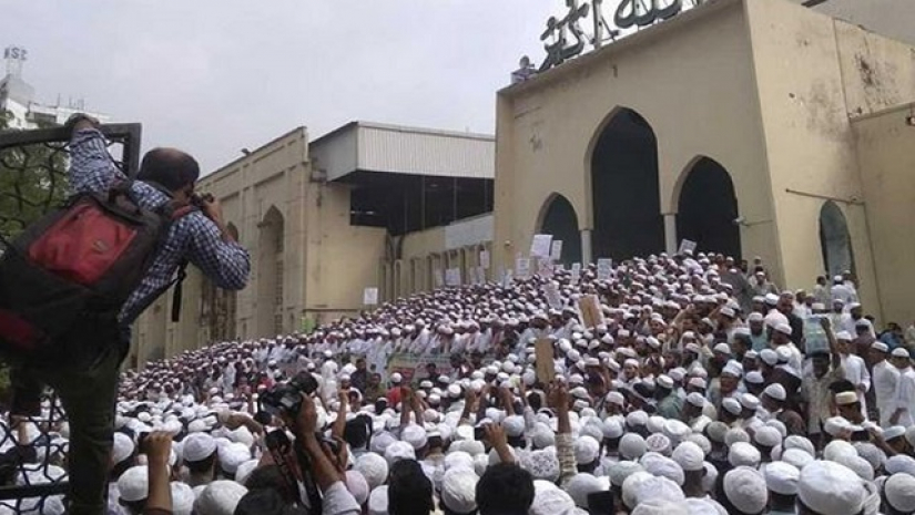 বায়তুল মোকাররমে হেফাজতের বিক্ষোভ চলছে