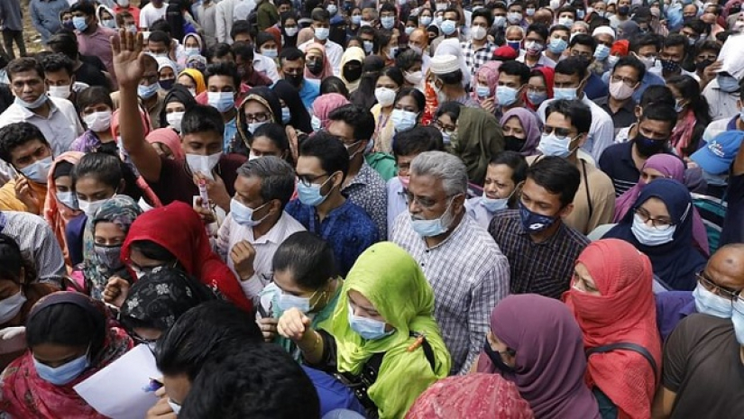 স্বাস্থ্যবিধি রক্ষা করা যায়নি মেডিকেল ভর্তি পরীক্ষায়