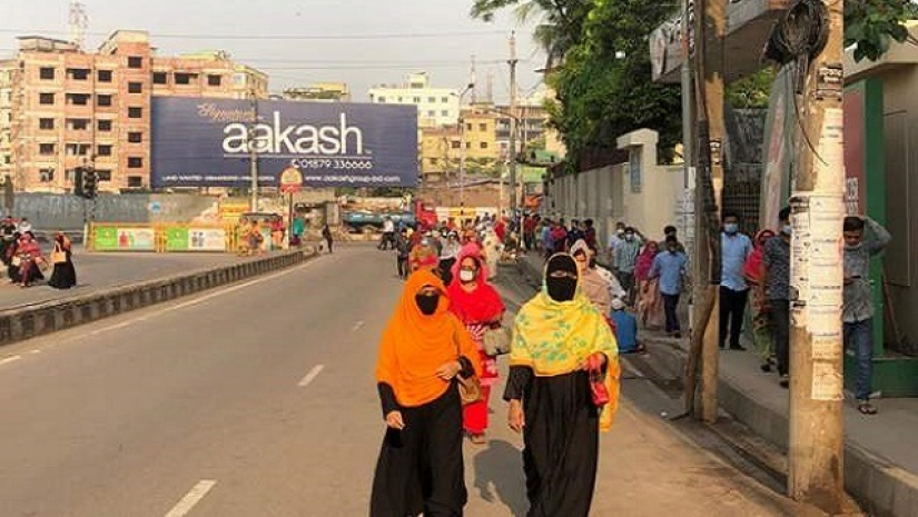 ঢাকায় রিকশা-সিএনজি-প্রাইভেটের দৌরাত্ম্য, হেটে গন্তব্যে মানুষ