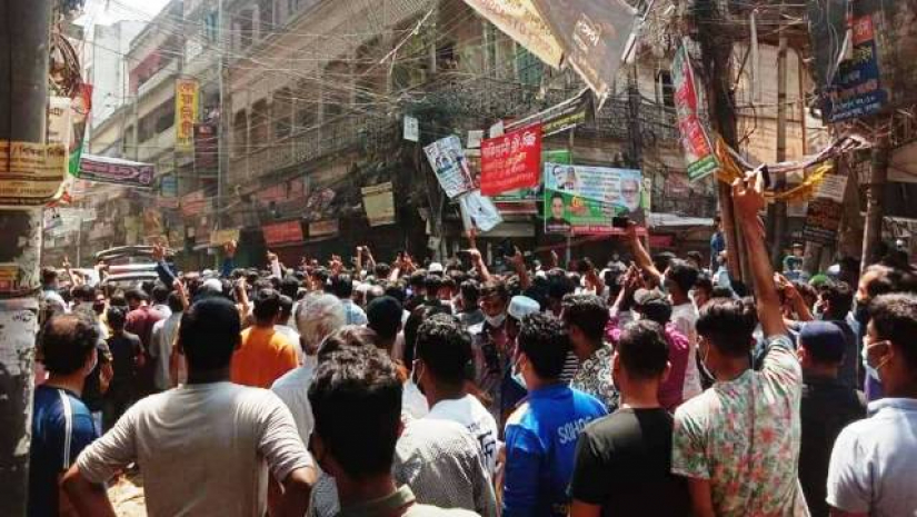 রাজধানীর ইসলামপুরে লকডাউনবিরোধী বিক্ষোভ