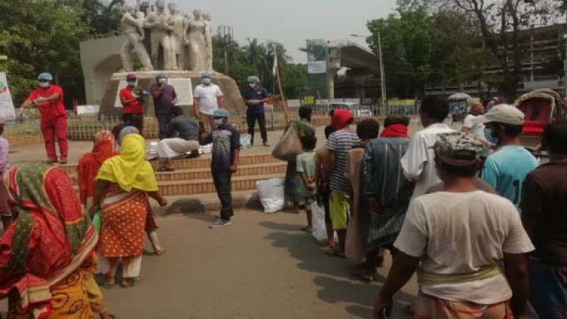 ঢাবিতে কর্মহীন মানুষের মাঝে মুক্তিযুদ্ধ মঞ্চের মাস্ক ও খাবার বিতরণ