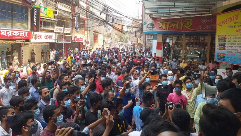 লকডাউনের প্রতিবাদে কুমিল্লায় বিক্ষোভ