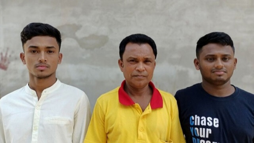 গর্বিত অটোরিকশা চালক বাবার সাথে মেডিকেলে চান্স পাওয়া আরিফুল ইসলাম ও শরিফুল ইসলাম