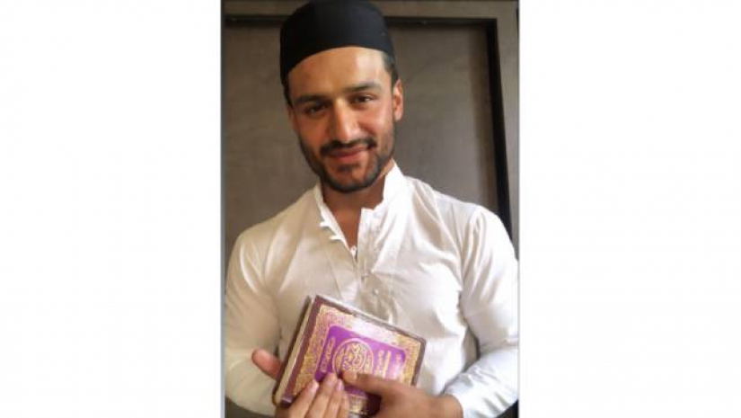 পবিত্র কোরআন শরীফ হাতে সাকিব খান