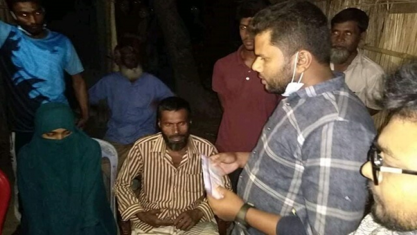 মেডিকেলে চান্স পাওয়া মুন্নীর হাতে ভর্তির টাকা তুলে দেন ছাত্র ও যুব অধিকার পরিষদের নেতাকর্মীরা