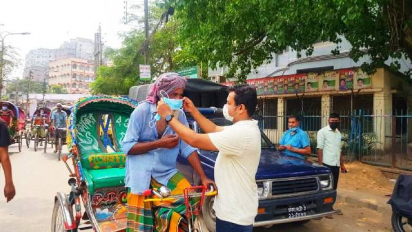 জনসাধারণের মাঝে মাস্ক বিতরণ করছে জবি ছাত্রলীগ
