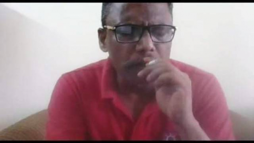 অনলাইন ক্লাসে ধূমপান করছেন শাবিপ্রবি শিক্ষক ড. মাজহারুল হাসান মজুমদার