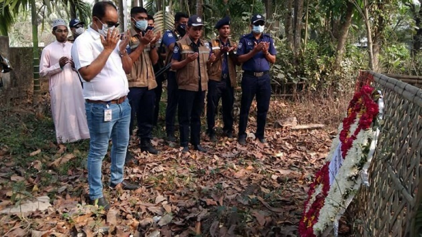 নুসরাত জাহানের কবর জিয়ারত শেষে দোয়া করেন পিবিআইয়ের সদস্য