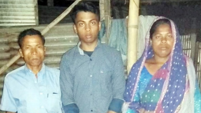 বাবা-মা’র সঙ্গে নিক্কন রায়