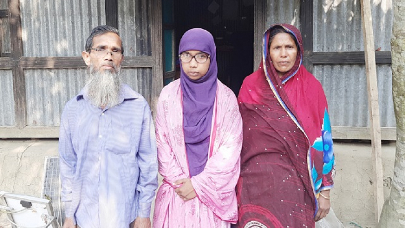 বাবা মায়ের সঙ্গে রাবেয়া