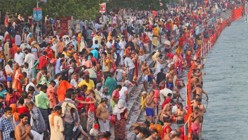 ভারতে ব্যাপক করোনার মধ্যে কুম্ভমেলায় লাখো মানুষ
