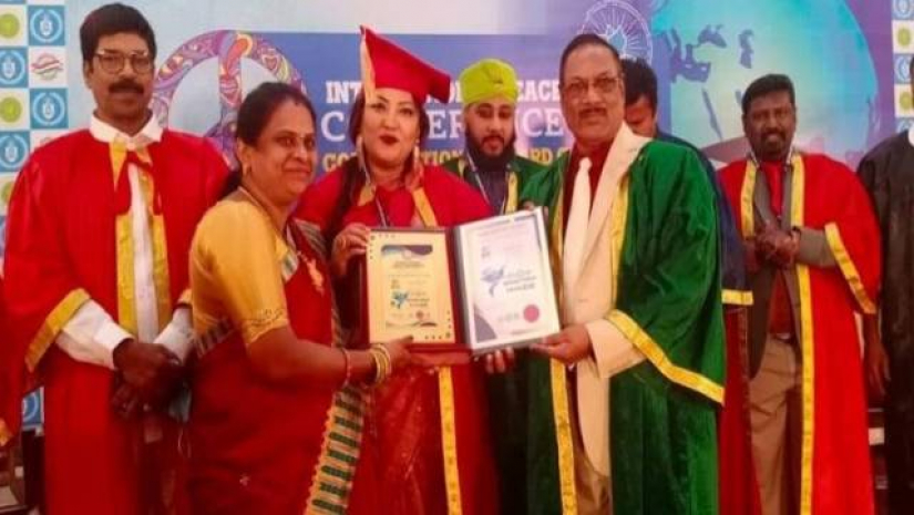 ডিগ্রি গ্রহণ করছেন মমতাজ