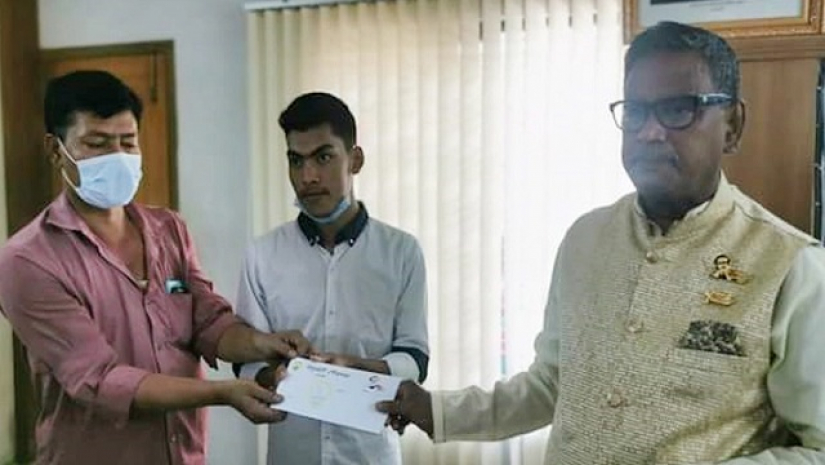 ভর্তির টাকা তুলে দেওয়া হচ্ছে