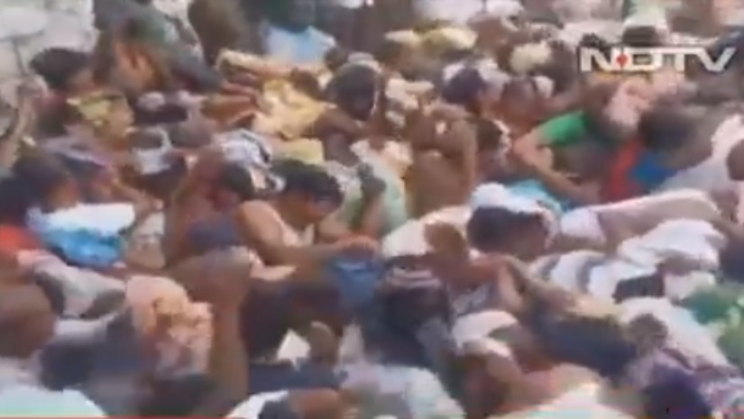 করোনার ঢেউয়ের মাঝেই ভারতে গোবর ছোড়াছুড়ি উৎসব