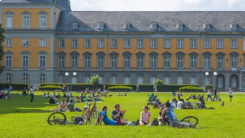 বিদেশে উচ্চশিক্ষার স্বপ্ন নিয়ে শিক্ষার্থীরা পাড়ি জমায় বিশ্বের বিভিন্ন দেশে