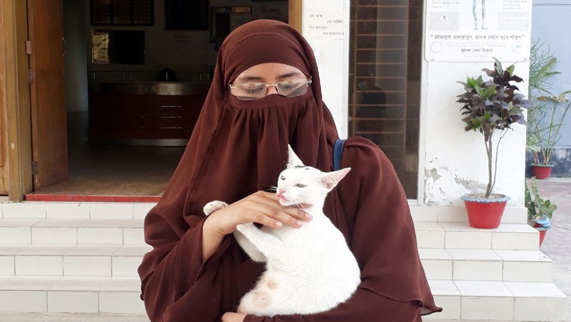 রোমানা খাতুনের কোলে তার আদরের পোষা বিড়াল মিনি