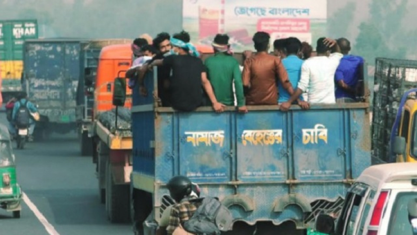 অনিশ্চয়তায় জীবিকা, ঢাকা ছাড়ছে মানুষ