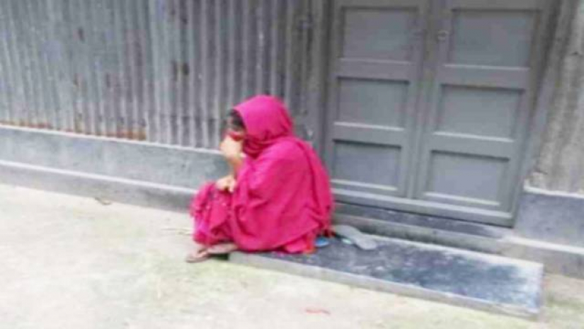 বিয়ের দাবিতে প্রেমিকের দরজায় অনশনে কলেজছাত্রী