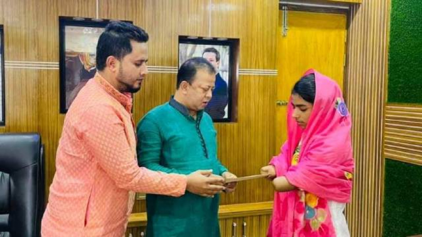 নিপার হাতে সহায়ত তুলে দিচ্ছেন সংগঠনটির সদস্যরা