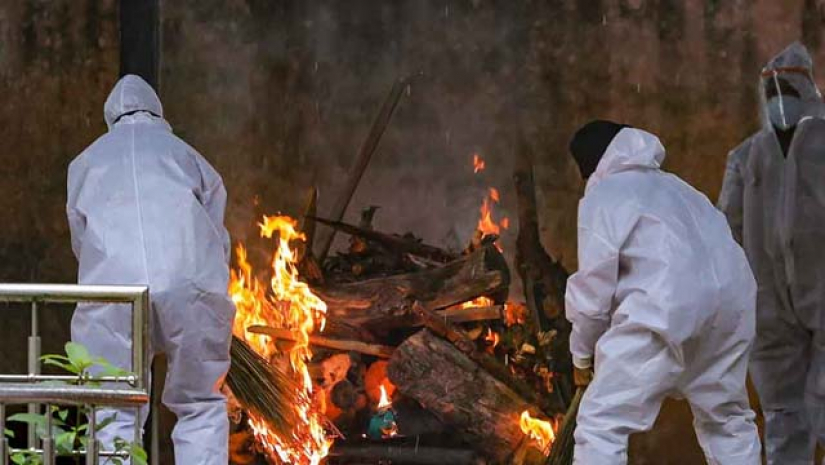 করোনার ভয়ে লাশ নিতে পরিবারের অস্বীকার, সৎকার করলেন মুসলিম যুবক