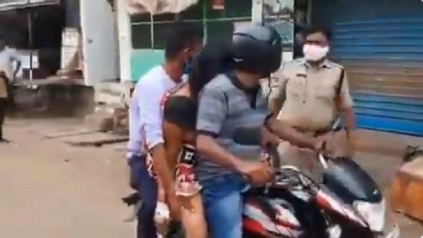 অ্যাম্বুলেন্স না পেয়ে মোটরসাইকেলে বসিয়ে শ্মশানে নিলেন মায়ের লাশ (ভিডিও)