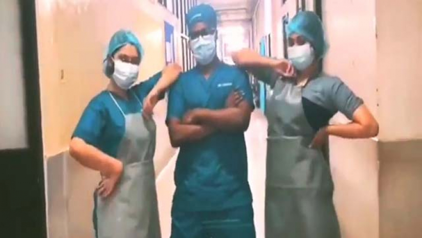  ইন্টার্ন ডা. শাশ্বত চন্দন, ডা. আনিকা শ্যামা ও সিনিয়র ডা. দীপা বিশ্বাস