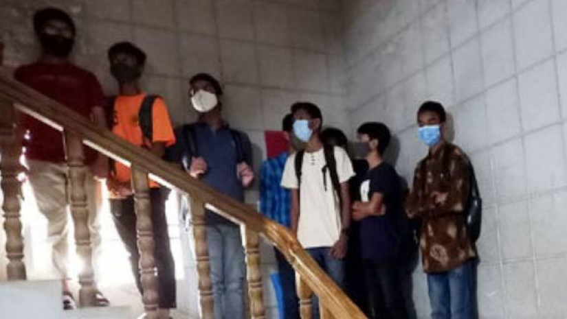 কোচিং সেন্টারে ভিড় করছেন শিক্ষার্থীরা