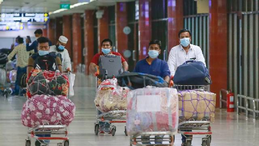 দেশে ফিরছেন প্রবাসীরা