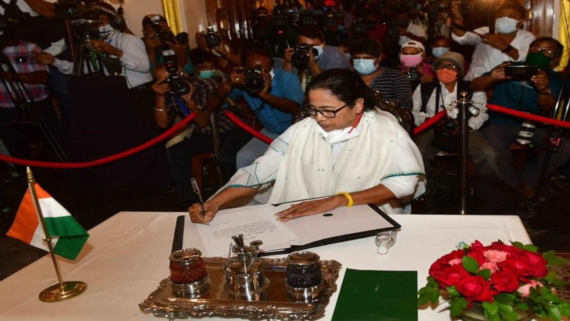 মুখ্যমন্ত্রী হিসেবে শপথের পর ফেসবুক স্ট্যাটাসে যা বললেন মমতা