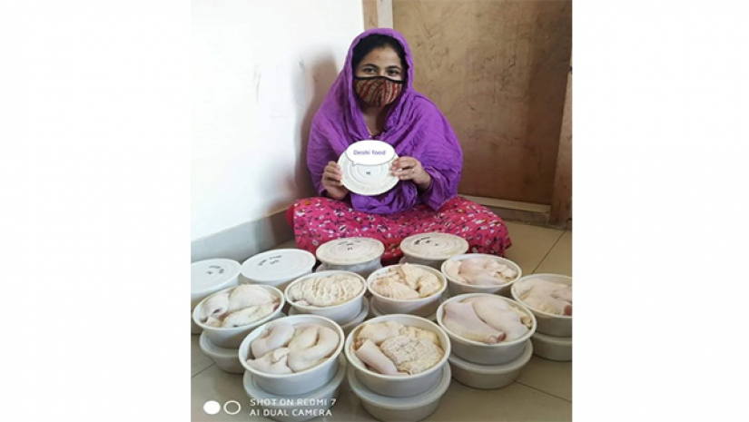 গরুর ভুঁড়ি পরিস্কার করে হোম ডেলিভারির জন্য প্রস্তুত করছেন তানজিলা জামান