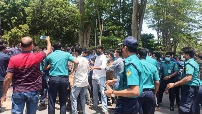 রাবিতে ছাত্রলীগের দু’গ্রুপের সংঘর্ষ, পুলিশের লাঠিচার্জে আহত ১০