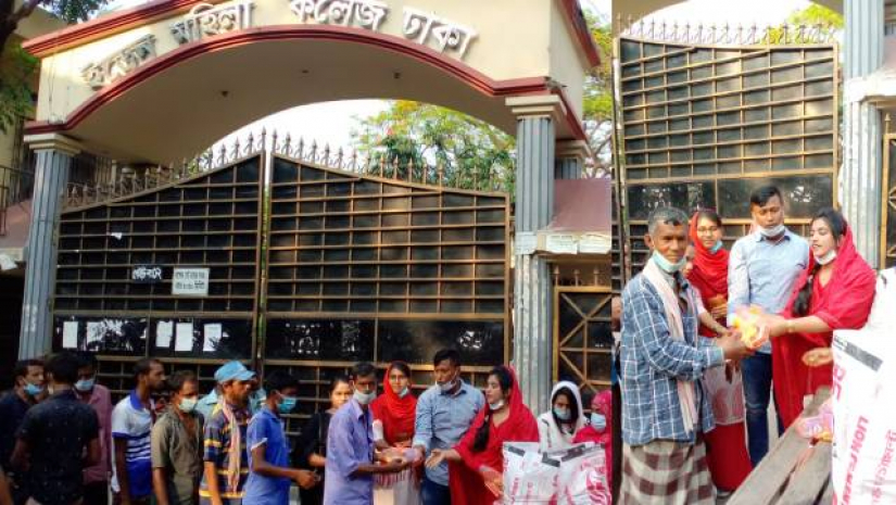 ইফতার সামগ্রী বিতরণ করা হচ্ছে