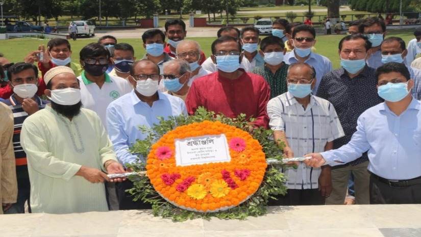 জাতির পিতার প্রতিকৃতিতে পুষ্পস্তবক অর্পণ করেন রাবির ভারপ্রাপ্ত উপাচার্য