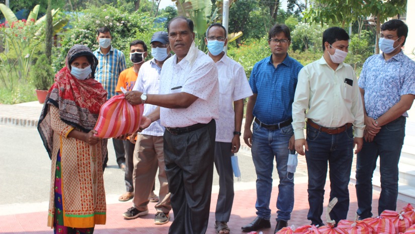 ৩০০ দরিদ্র পরিবারকে হাবিপ্রবি গণতান্ত্রিক শিক্ষক পরিষদের ঈদ উপহার